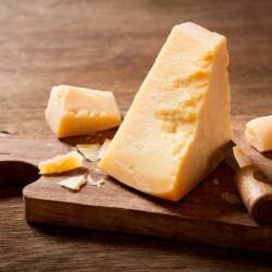 QUESO PARMESANO REGGIANITO Cuña de Aprox 200g
